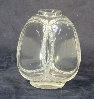 R. LALIQUE : vase "guirlandes de roses", petites déformation…