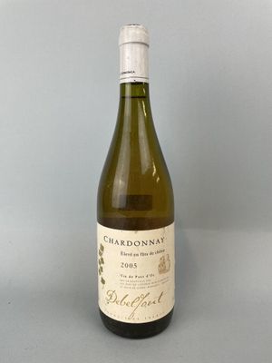 une bouteille de vin posée sur une table