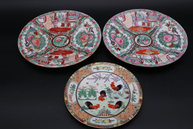 Lot de trois assiettes décoratives Chine