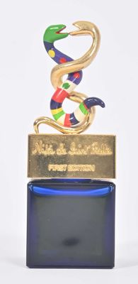 une bouteille bleue surmontée d'un serpent doré