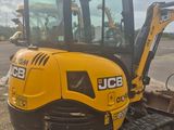 l'arrière d'une pelleteuse JCB garée sur le bord de la route