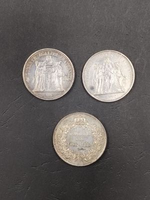 trois pièces différentes posées sur une table, l'une à côté de l'autre
