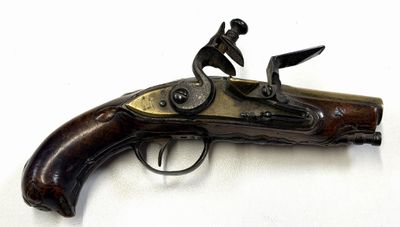 un vieux pistolet sur lequel est assis un homme