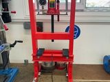 une machine rouge posée sur un établi