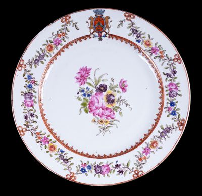 une assiette ornée d'un motif floral sur fond noir