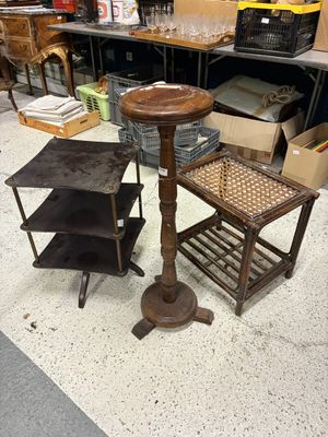 une table avec un tabouret et une chaise au milieu d'une pièce