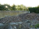 un tas de pierres par terre, près d'un mur