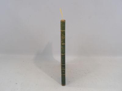 une grande bougie posée sur une table