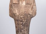 une statue égyptienne représentant un homme coiffé d'un chapeau