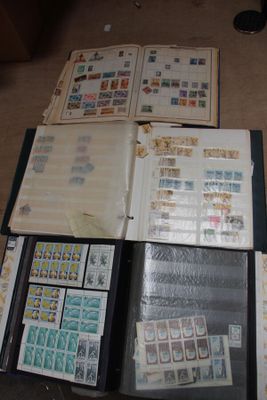 de nombreux types de timbres différents sur les pages d'un livre