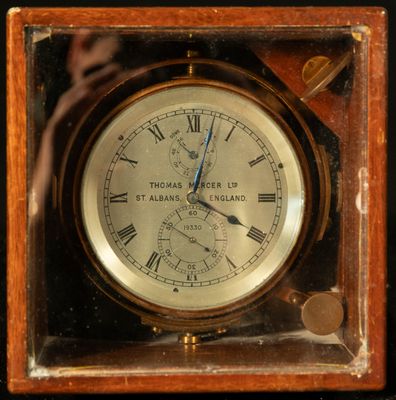 une horloge avec des chiffres romains sur le cadran