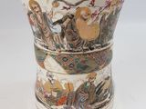 un vase orné de nombreux motifs différents