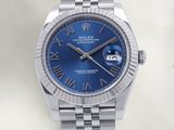 montre Rolex avec un cadran bleu et des chiffres romains