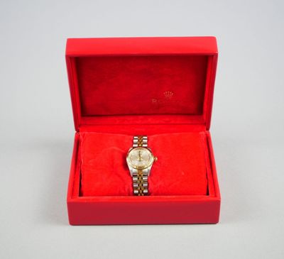 une boîte rouge contenant une montre