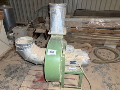 une machine posée sur une palette dans une pièce