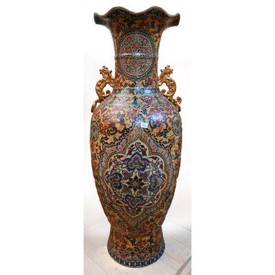 un grand vase posé sur une table