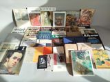 un grand nombre de livres posés sur une table