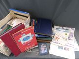 une pile de livres posée sur un canapé