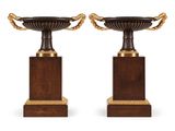 une paire de socles en bronze et en bois munis de poignées