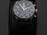 une montre noire dans un coffret noir posé sur une table
