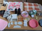 une table sur laquelle se trouvent de nombreux objets