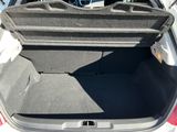 le coffre d'une voiture, ouvert