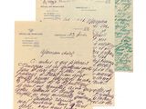 trois vieilles lettres sont posées sur une feuille de papier