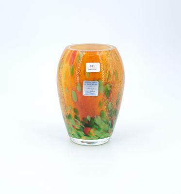 un vase en verre orné d'un motif coloré