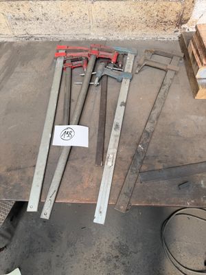 plusieurs outils posés sur une table