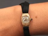 le poignet d'une femme sur lequel est posée une montre