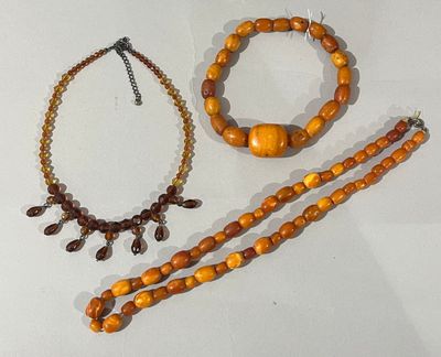 trois bijoux posés sur une surface blanche
