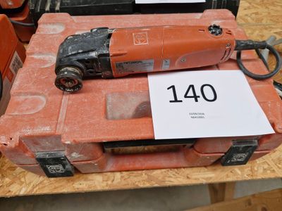 une mallette à outils orange sur laquelle est apposée une étiquette en noir et blanc