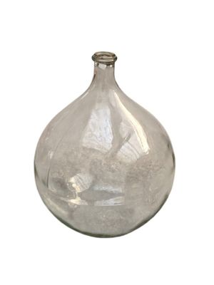 un vase en verre posé sur une surface blanche
