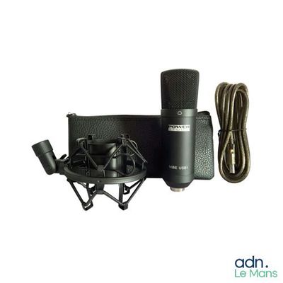 un gros plan d'un microphone muni d'un cordon et d'un chargeur