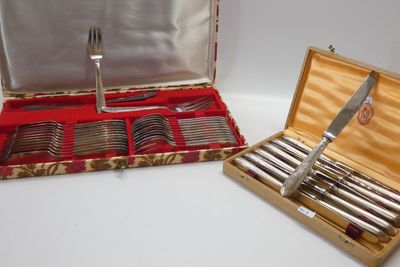 des couverts dans un étui contenant une fourchette et un couteau