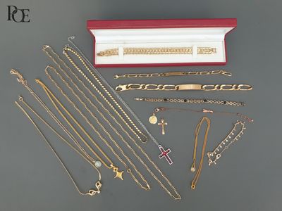 plusieurs types de colliers et de bracelets différents disposés sur une table
