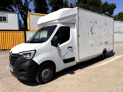 une camionnette blanche garée dans un parking