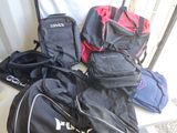 de nombreux sacs posés sur une table
