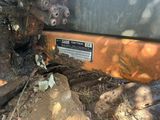 un gros plan d'un camion rouillé sur lequel est accrochée une pancarte