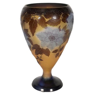 vase jaune et bleu orné de fleurs sur fond blanc