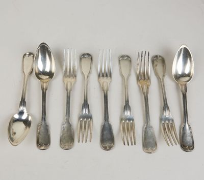 beaucoup de cuillères et de fourchettes en argent sur la table