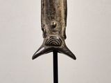 statue d'une femme à queue de poisson posée sur un socle noir