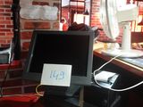 un bureau sur lequel se trouvent un écran, un clavier, une souris et d'autres éléments