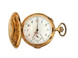 une vieille montre de poche en or sur fond blanc, avec un fond blanc