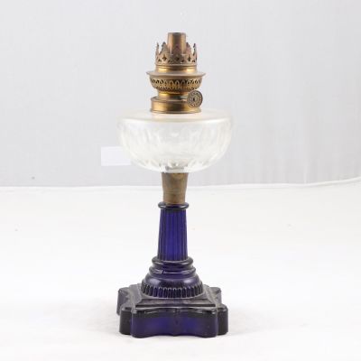 Lampe à pétrole, la toupie en cristal taillé reposant sur un…