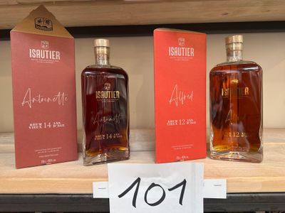trois bouteilles d'alcool sont posées sur une étagère dans un magasin
