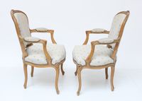 Paire de fauteuils cabriolet en bois naturel, mouluré et scu… (photo 2)