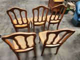 six chaises en bois avec un dossier en rotin sont disposées en cercle