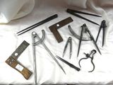 tout un tas d'outils éparpillés sur un drap blanc