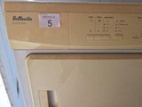 une photo d'une machine à laver et d'un sèche-linge dans une pièce